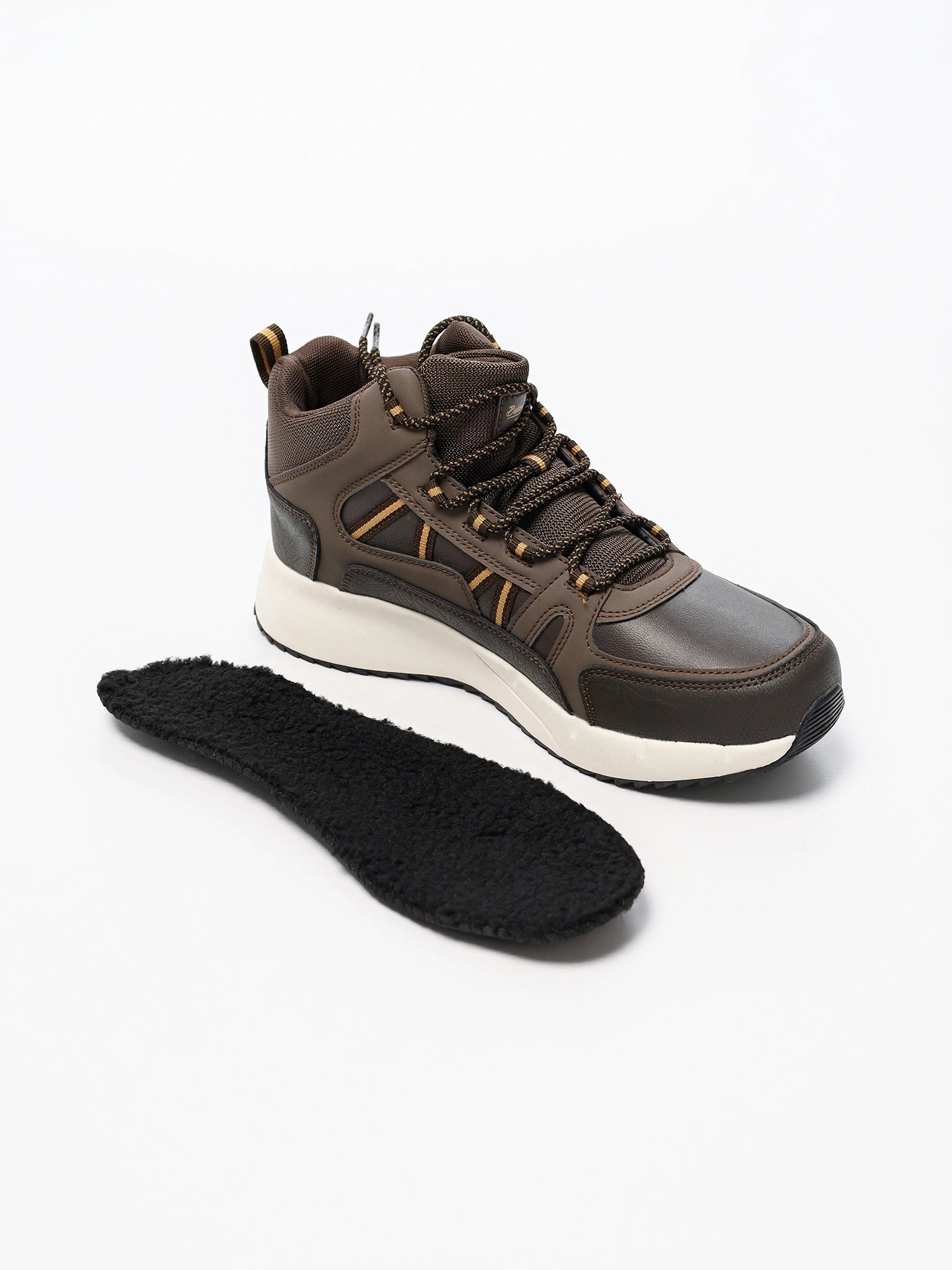 Кроссовки коричневого цвета на контрастной средней подошве